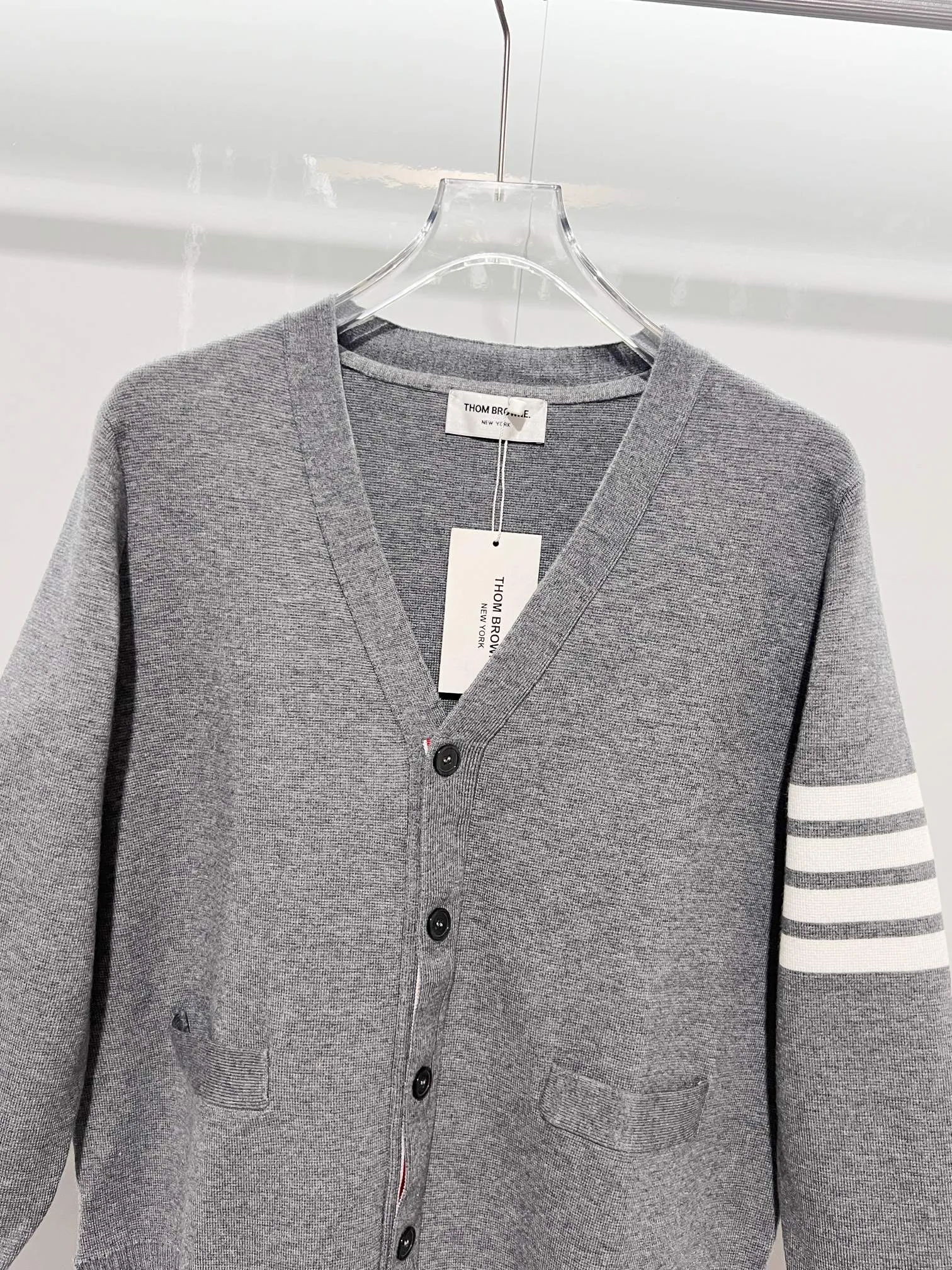 Thom Browne ➡️ Classic V ， Retro Same Style 2025ss Versatile : White.Black.Gray. Size：M-2XL